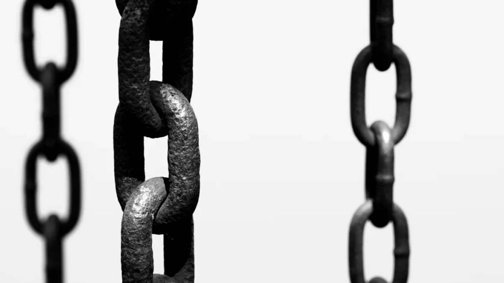 Cadenas de Acero frente a Cadenas de Eslabones Metálicos